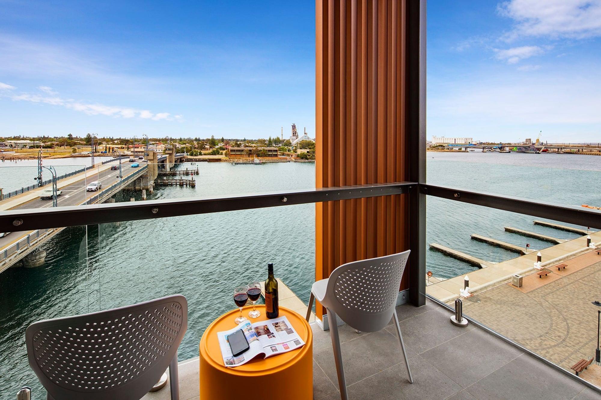 Quest Port Adelaide Aparthotel Bagian luar foto